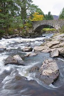Scottish Landscapes Drucke: The Falls of Dochart and old stone bridge