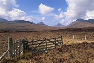 Great Britain Outdoor Photography Drucke: Fence and gate with mountains beyond