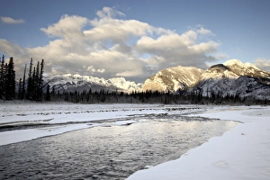 UNESCO World Heritage Sites In Canada Drucke: Fiddle River and Bosche Range in winter, Jasper National Park, UNESCO World Heritage Site