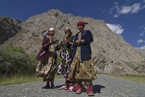 Looking At Camera Portraits Drucke: Field path leading to Dushanbe, Bartang Valley, Tajikistan, Central Asia, Asia