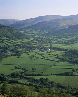 Powys Countryside Scenery Drucke: Fields in the valleys