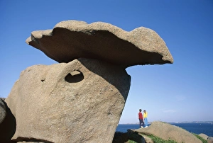 Europe Outdoor Landscapes Drucke: Two figures below precarious granite rocks, Ploumanach, Cotes d Armor