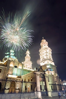 Bilder Datiert 30. Oktober 2010: Feuerwerkzauber über die Kathedrale in Morelia, Weltkulturerbe der UNESCO