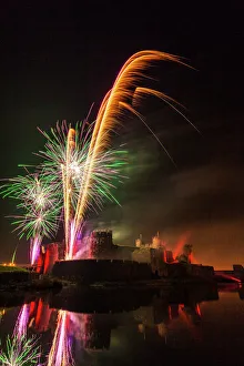 United Kingdom Landmarks Europe Drucke: Fireworks, Caerphilly Castle, Caerphilly, South Wales, United Kingdom, Europe
