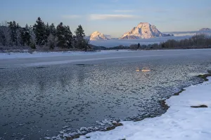 Mountain Landscape Photos Drucke: First light on Mount Moran at Oxbow Bend with reflection, Grand Teton National Park
