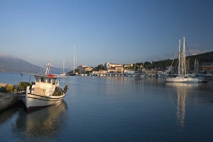 Greek Island Hopping Holidays Drucke: Fiscardo harbour