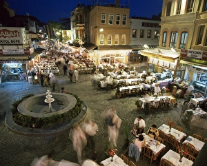Mediterranean Evening Scene Drucke: Fish restaurants on the pavement