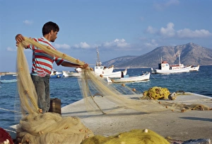 Greek Island Life Style Drucke: Fisherman sorting his nets
