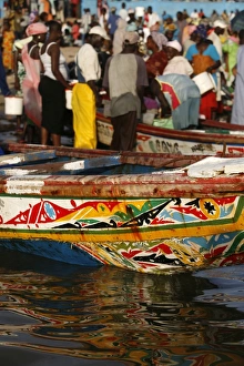 Drucke von Fischer kehren nach dem Hafen von Mbour zurück in den Hafen von Mbour im Land Thies an der Küste Afrikas M'Bour Drucke: Fischer nach Hausekehren am Hafen von Mbour in der Stadt Mbour im Land Thies in Senegal auf dem westlichen Kontinent