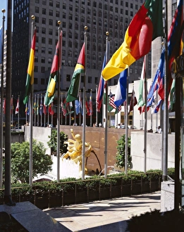 NYC Travel Destinations Drucke: Flags outside the Rockefeller Center