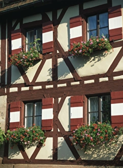 Kaiserburg Nuremberg Drucke: Flower baskets on half-timbered wall