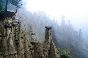 Mist über die Erde der pyramidenreichen Region Perca (Percha) in der Provinz Bolzano im Südtiroler Teil Italiens