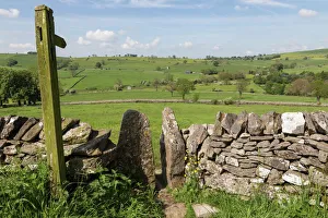 Staffordshire Drucke: Wegweiser und Steinstapel mit trockensteinem Wall in der Nähe von Alstonefield im Peak-Distrikt des Nationalparks