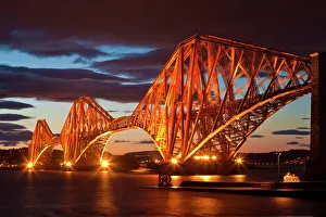 Die Firthbrücke über den Fluss Firth von Süd-Queensferry in Edinburgh im Landkreis Midlothian in Schottland im Vereinigten Königreich Europa wird bei Nacht beleuchtet