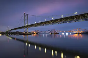 Forth Road Bridge Drucke: The Forth Road Bridge and Forth Railway Bridge at night spanning the Firth of Forth