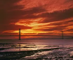 Brücke über den Forth bei Sonnenuntergang, die das Firth of Forth zwischen Queensferry überspannt