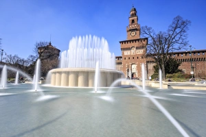 Historical Buildings In Italy Drucke: The fountain frames the ancient Sforza Castle, Milan, Lombardy, Italy, Europe