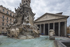 World Heritage Site Photos Drucke: The fountain with statues frames the ancient temple of Pantheon