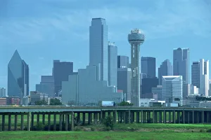 Contemporary Cityscape Photography Drucke: Freeway bridge over the Dallas River floodplain