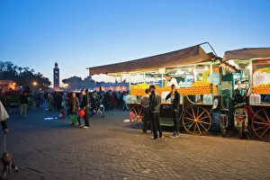 Frischer Orangensaftstall am Abend im Platz Djemaa El Fna in Marrakesch Marokko Nordafrika Afrika
