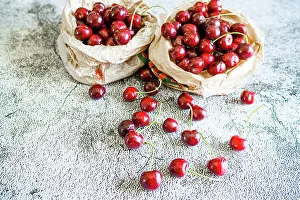 Fresh Cherries Drucke: Fresh ripe cherries on a table at springtime, Italy, Europe