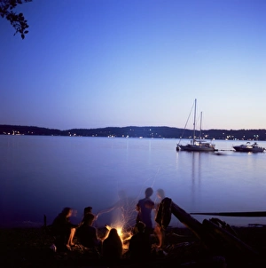 Pacific Northwest Travel Destinations Drucke: Friends around beach fire