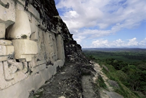 Central America Ruins Drucke: Frieze on eastern facade