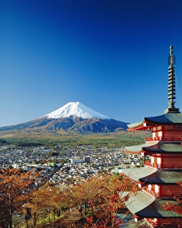 Fujiyoshida City View Drucke: Fuji with Mt