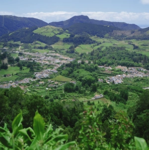 Portuguese Village Scene Drucke: Furnas Valley
