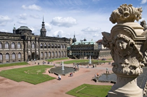 Bilder Datiert 1. Juni 2009: Die Galerie der Alten Meister im Hintergrund des Zwingers zu Dresden in Sachsen Deutschland Europa