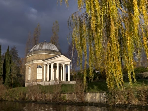 Garriks Tempel in Hampton im Herbst über dem Fluss Themse an der Mündung des Rivers Themse zu Hampstead Heath und London
