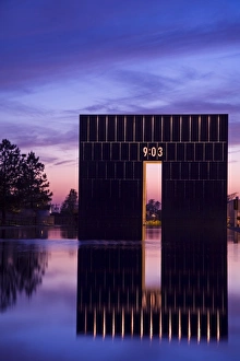 Tor der Zeit und Spiegelungsbach