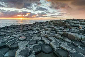 Nordirland Drucke: Riesenfels bei Sonnenuntergang, UNESCO-Weltnaturerbe, County Antrim, Ulster, Nordirland.
