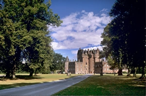 Drucke von Das Schloss Glamis in der Kindheit von Königin Elisabeth die Mutter des verstorbenen Königs Georg VI. im schottischen Glamis in Angus in Großbritannien ist Teil Europas Verwandte Bilder Drucke: Kastell Glamis