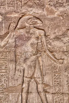 Der Gott Khnum in einer Basrelief im Halle der Kolonnen des Tempels von Khnum in Esna Ägypten Nordafrika