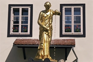 EU Travel Destinations Drucke: Golden statue