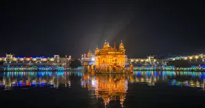 Der Goldene Tempel bei Nacht während einer Feier, Amritsar, Punjab, Indien, Asien.