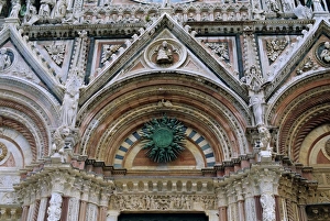 Tuscany Landmarks Italy Drucke: Gothic detail on the facade of the Duomo (Cathedral)