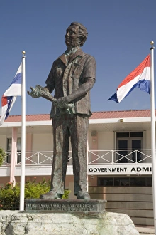 Regierungsbau und Statue von Dr. Claude Wathey ("Der alte Mann")