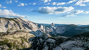 Gesteine Berge mit dem Halbdonn durch den Hintergrund im Yosemite-Nationalpark ein UNESCO-Welterbe ist Kalifornien Vereinigte Staaten Nordamerika