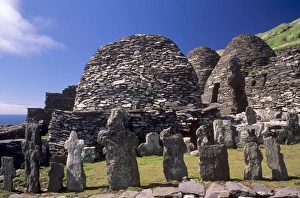 Skellig Michael Monastery Drucke: Graveyard and stone huts