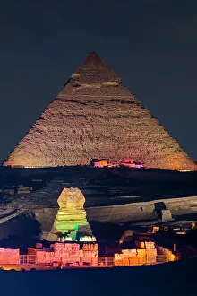 Der Große Riesenbüste von Gizeh und Die Pyramide des Chephren beleuchtet. Weltkulturerbe der Vereinten Nationen in Gizeh Ägypten Nordafrika Afrika