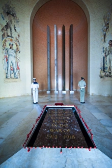 Australian Capital Territory Landmarks Drucke: Guards at the Australian War Memorial