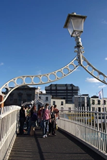 Halfpenny Bridge Ireland Drucke: Halfpenny Bridge over River Liffey, Dublin, Republic of Ireland, Europe