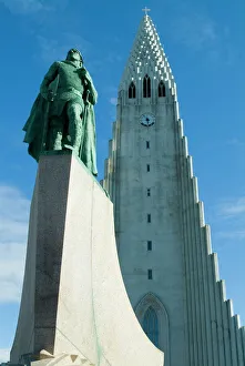 Drucke von Die Hallgrímskirka mit der Statue von Leifur Eiríksson (Viking und Entdecker Amerikas), gebürtiger Isländer aus Reykjavik in den Polargebieten Island Drucke: Hallegrimskirche mit Statue von Leifur Eiríkursson