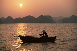 Rowing Boat Transport Drucke: Halong Bay