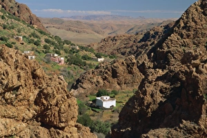 African Mountain Landscapes Drucke: Hamlet and valley