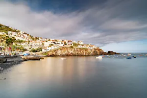 Hafen der weißen Stadt Camara de Lobos auf Klippen thront die Insel Madeira in Portugal