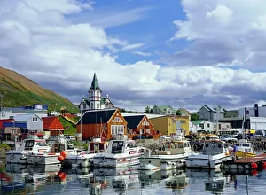 Drucke von Der Hafen und Kai von Husavik, einer Fischerstadt, die auch für Freizeit und Tourismus beliebt ist einschließlich Walbeobachtung, Husavik, Island Island Drucke: Der Hafen und Kai von Husavik.