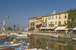 Veneto Region Italy Travel Drucke: The harbour and waterfront cafes